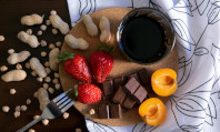 Morangos, chocolate, amendoim e copo de vinho como exemplo de alimento afrodisíaco.