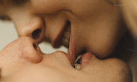 Beijo com mordida o que significa? Veja como dar um bem gostoso