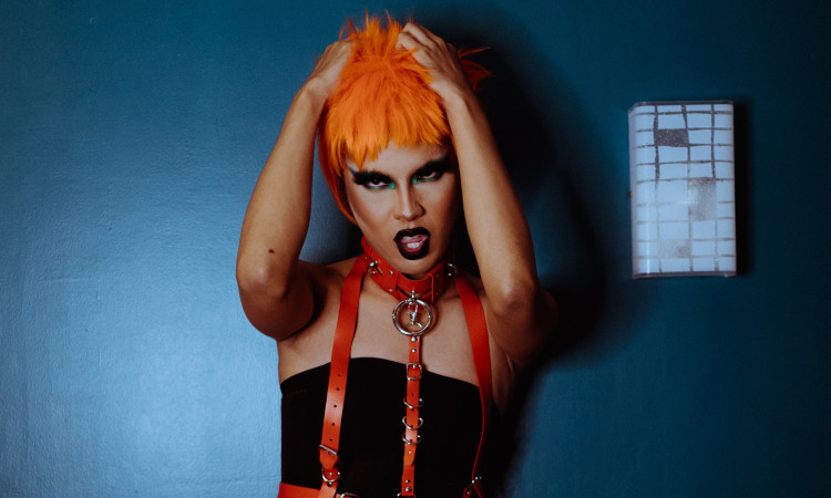 Figura feminina irada com cabelo laranja e em pose de Brat BDSM.