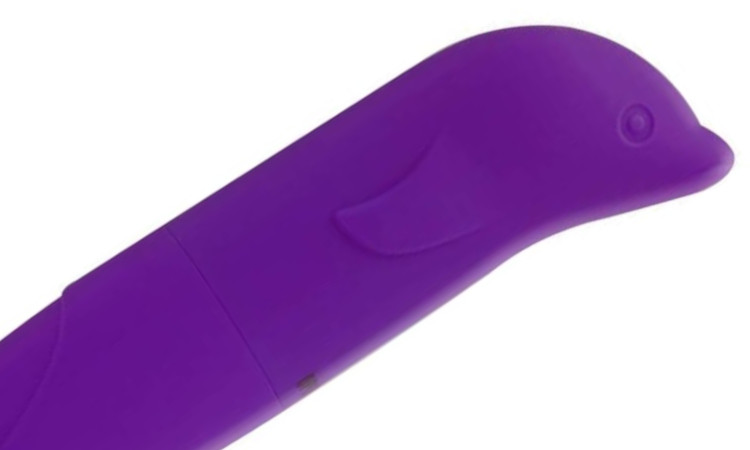 Vibrador em forma de golfinho de cor roxa num fundo branco a ilustrar artigo sobre como usar o vibrador golfinho