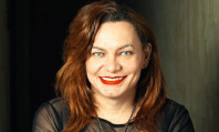 Rosto de Lindsay Lohanne, artista e mulher trans, com seus olhos azuis no documentário "Como se fosse um filme". 