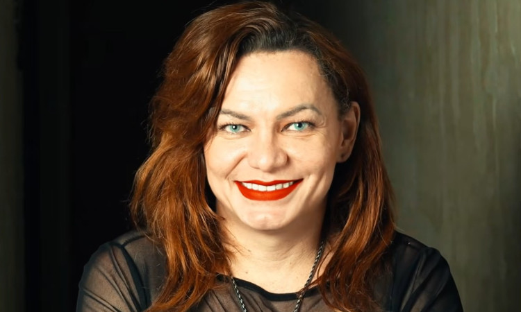 Rosto de Lindsay Lohanne, artista e mulher trans, com seus olhos azuis no documentário "Como se fosse um filme". 