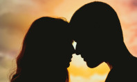 Rostos de homem e mulher na sombra, com suas testas encostadas, se perguntando se é possível um homem casado se apaixonar pela amante.