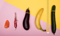 Frutas coloridas com fita métrica e preservativos em fundo rosa e amarelo ilustrativos dos maiores pênis.