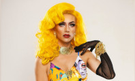 Drag glamourosa com cabelo amarelo e vestido colorido e um dos nomes de drag queen glamourosos: Shirley Stonyrock.