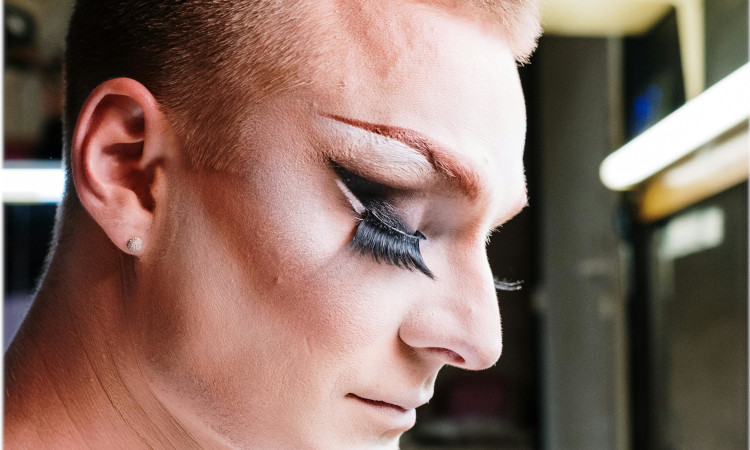 Cílios gigantes em olho maquiagem drag queen.