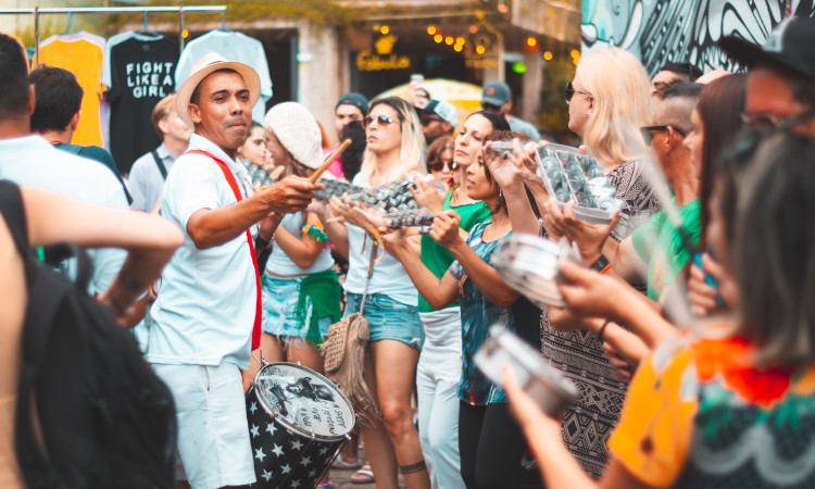 Pessoas dançando e pensando em fazer sexo seguro no Carnaval.