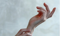 Mão delicada estendida no ar em posição de quem está pensando em como dedar o cu.