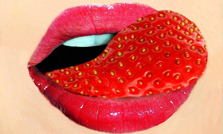 Boca de mulher com lábios vermelhos e morango a mostrar como fazer garganta profunda sem engasgar 