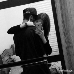 Casal jovem liberal