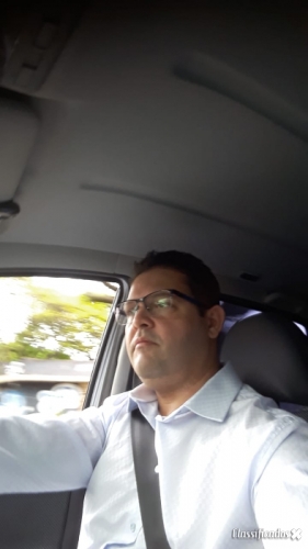 Homem sozinho ativo para casais