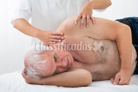 Massagista e depilador de homens maduros