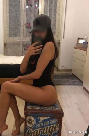 namoradinha iniciante que adora beijar de língua.