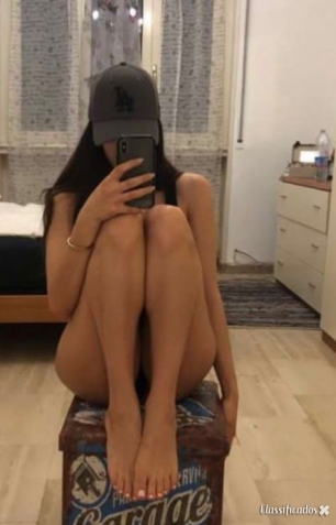 namoradinha iniciante que adora beijar de língua.