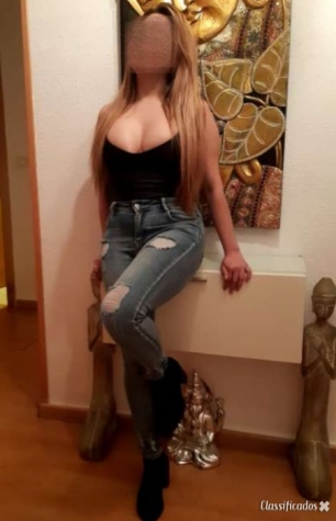 sua gatinha bem carinhosa e iniciante, com local.